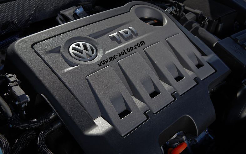 2012-Volkswagen-Passat-SE-TDI-engine.jpg